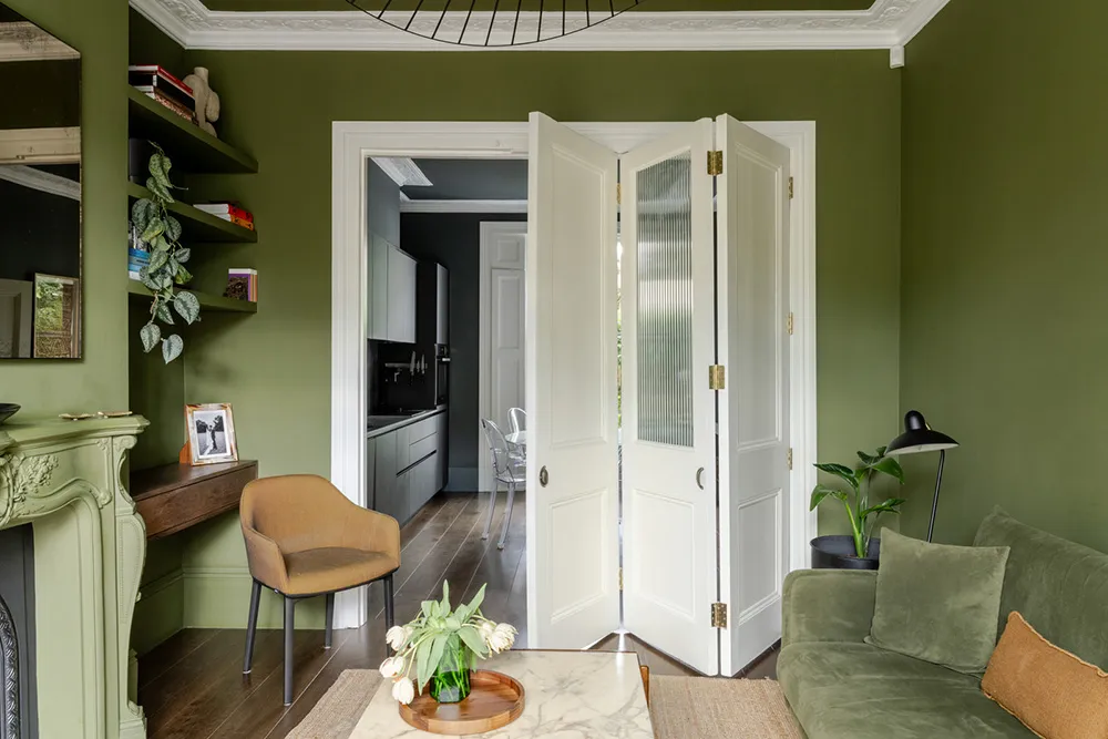 Современный интерьер викторианской квартиры в Лондоне с зелёной гостиной - Gallery image 2