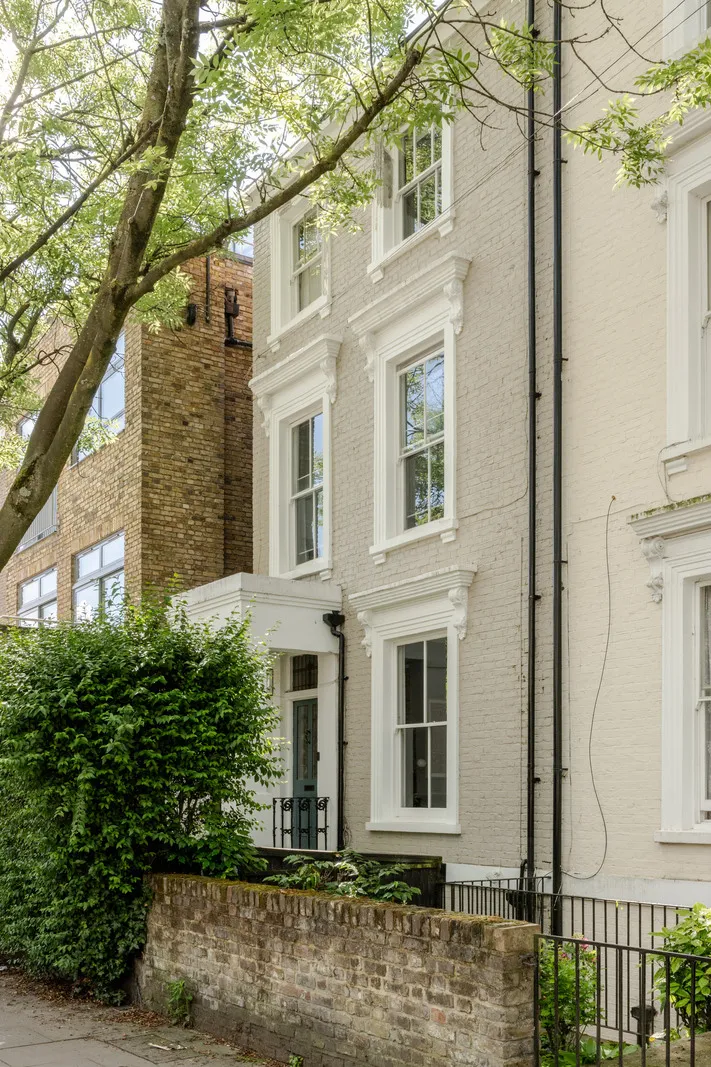 Современный интерьер викторианской квартиры в Лондоне с зелёной гостиной - Gallery image 23