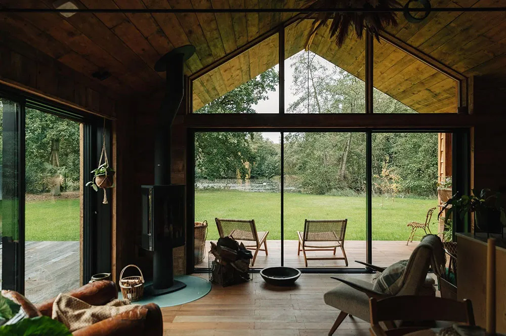 Полностью деревянный коттедж с видом на озеро в Англии - Gallery image 2