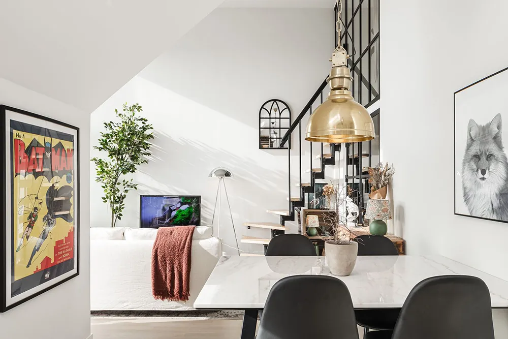 Kleiner schwarz-weißer Loft mit Attika in Schweden (41 qm) - Gallery image 4