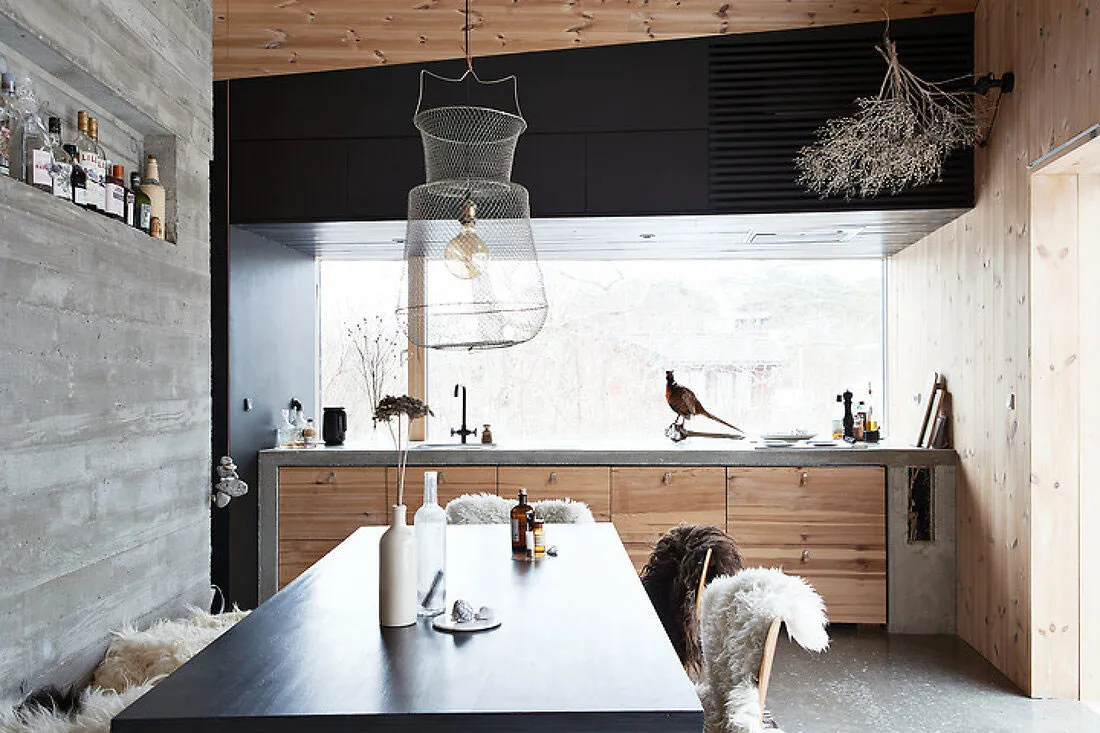 Bois, béton et couleur noire : un cottage cosy pour des soirées enneigées chaudes - Gallery image 4