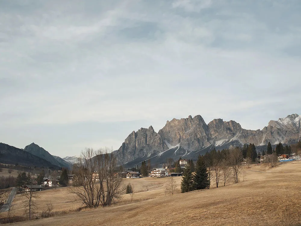 Ciepła elegancja w designie mieszkania w Włoskich Alpach - Gallery image 23