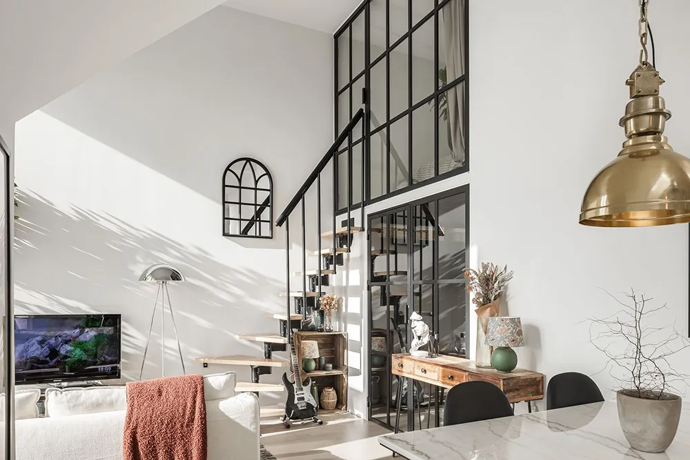 Kleiner schwarz-weißer Loft mit Attika in Schweden (41 qm) - Gallery image 5