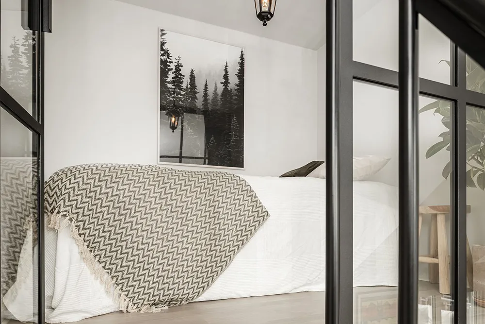 Kleiner schwarz-weißer Loft mit Attika in Schweden (41 qm) - Gallery image 16