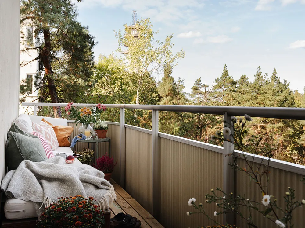 How in a country house: apartment with a fireplace and views of pine trees in Stockholm (63 sq. m) - Gallery image 3