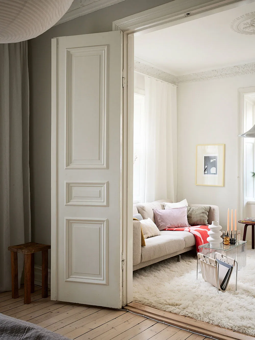 Petite mais charmante deux pièces avec tapis blanc et cuisine sombre (43 m²) - Gallery image 10