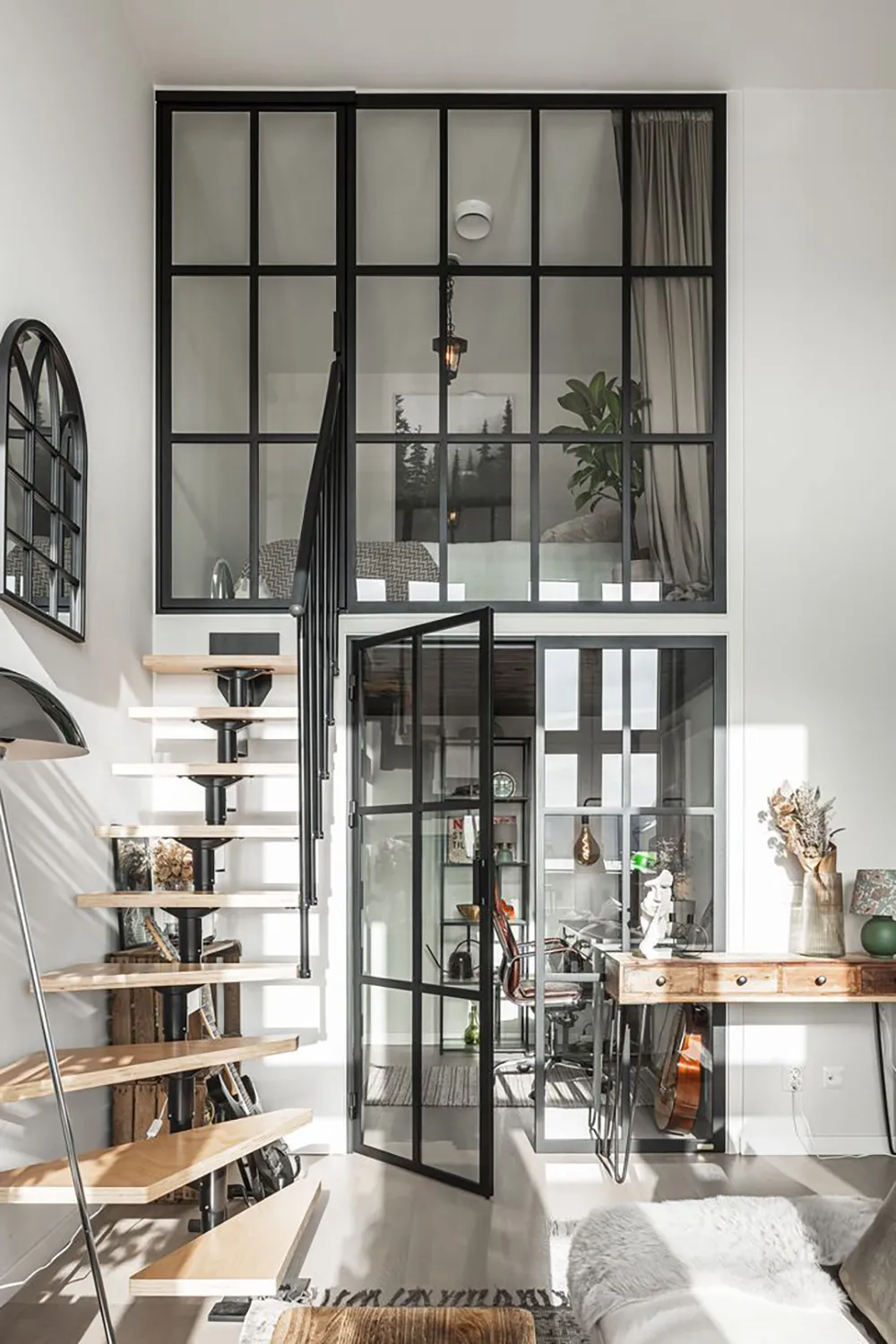 Kleiner schwarz-weißer Loft mit Attika in Schweden (41 qm) - Gallery image 8