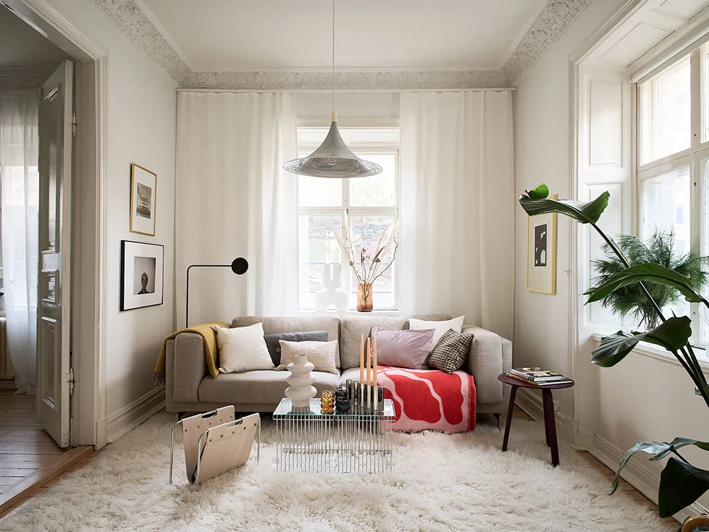 Petite mais charmante deux pièces avec tapis blanc et cuisine sombre (43 m²) - Gallery image 2