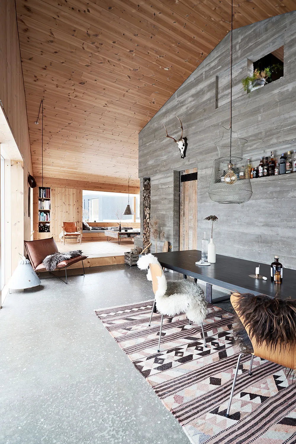 Bois, béton et couleur noire : un cottage cosy pour des soirées enneigées chaudes - Gallery image 5