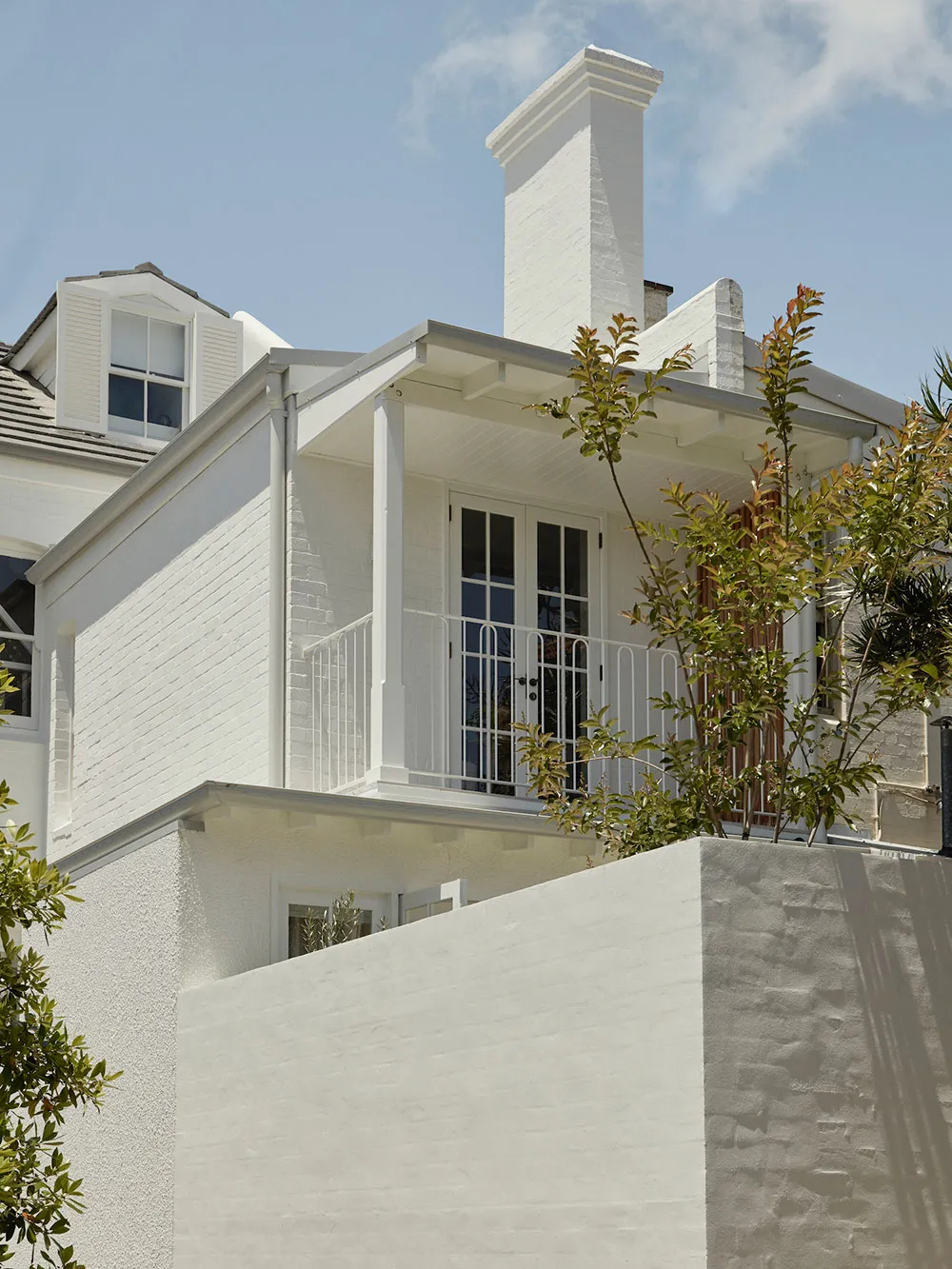 Небольшой белый домик с мягкими и располагающими интерьерами в Сиднее - Gallery image 17