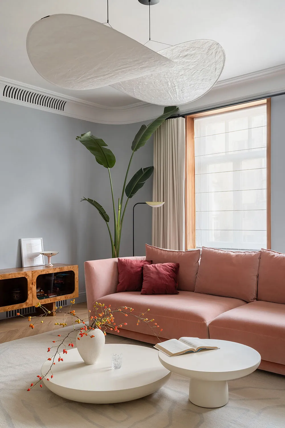 キーウに住む若い家族向けの、柔らかな雰囲気のモダンなインテリア - Gallery image 11