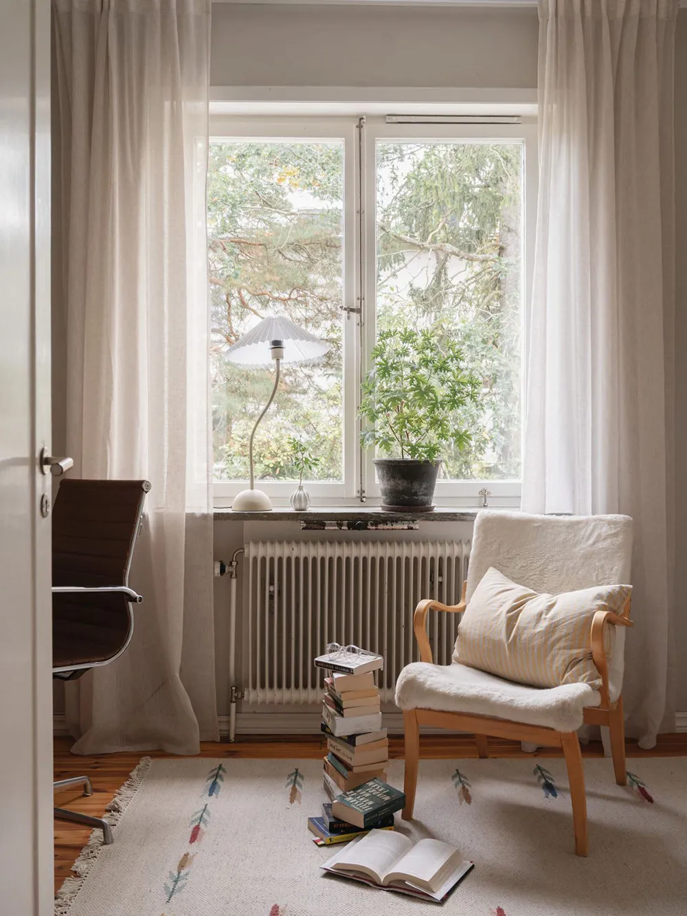 How in a country house: apartment with a fireplace and views of pine trees in Stockholm (63 sq. m) - Gallery image 20