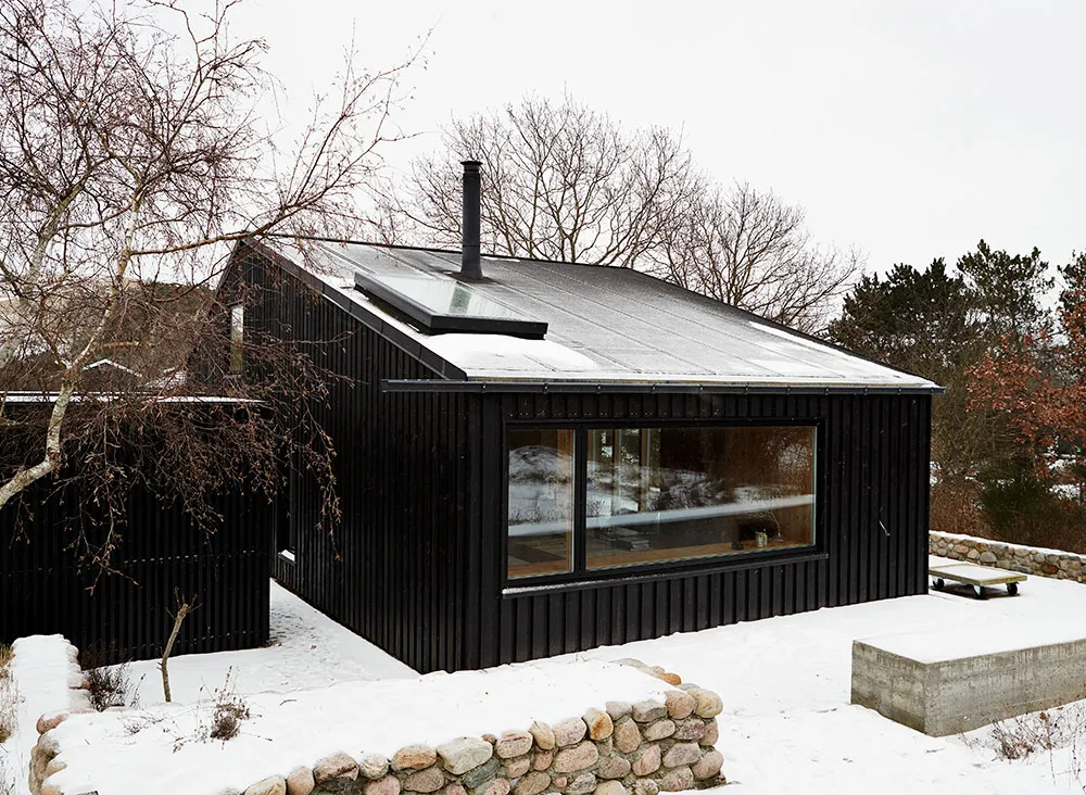 Bois, béton et couleur noire : un cottage cosy pour des soirées enneigées chaudes - Gallery image 11