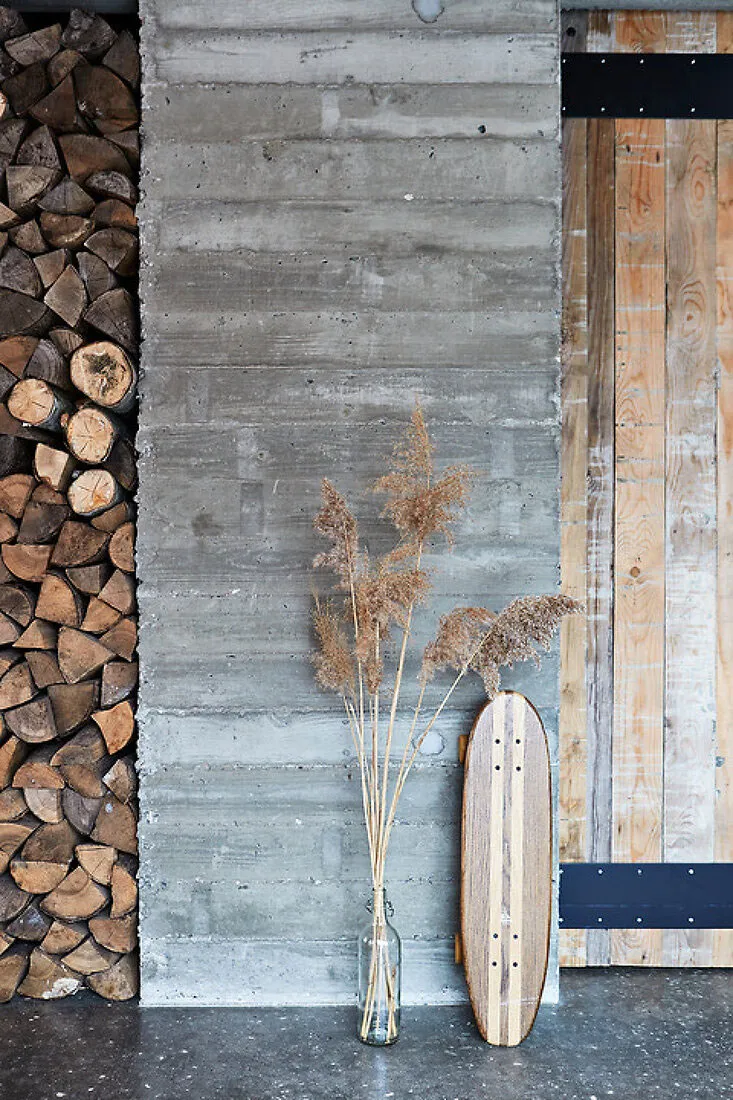 Bois, béton et couleur noire : un cottage cosy pour des soirées enneigées chaudes - Gallery image 9