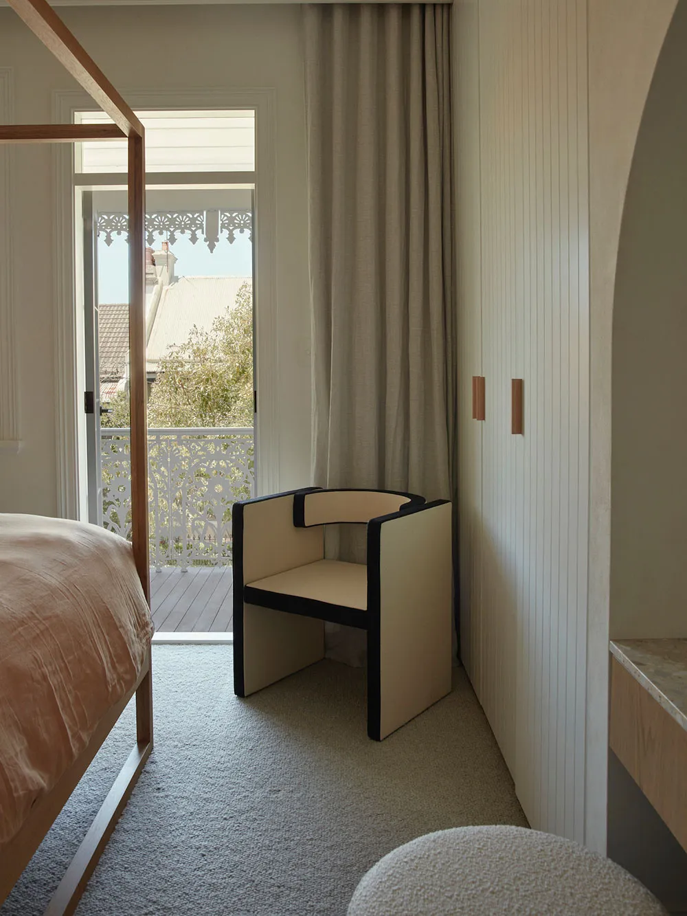 Небольшой белый домик с мягкими и располагающими интерьерами в Сиднее - Gallery image 16