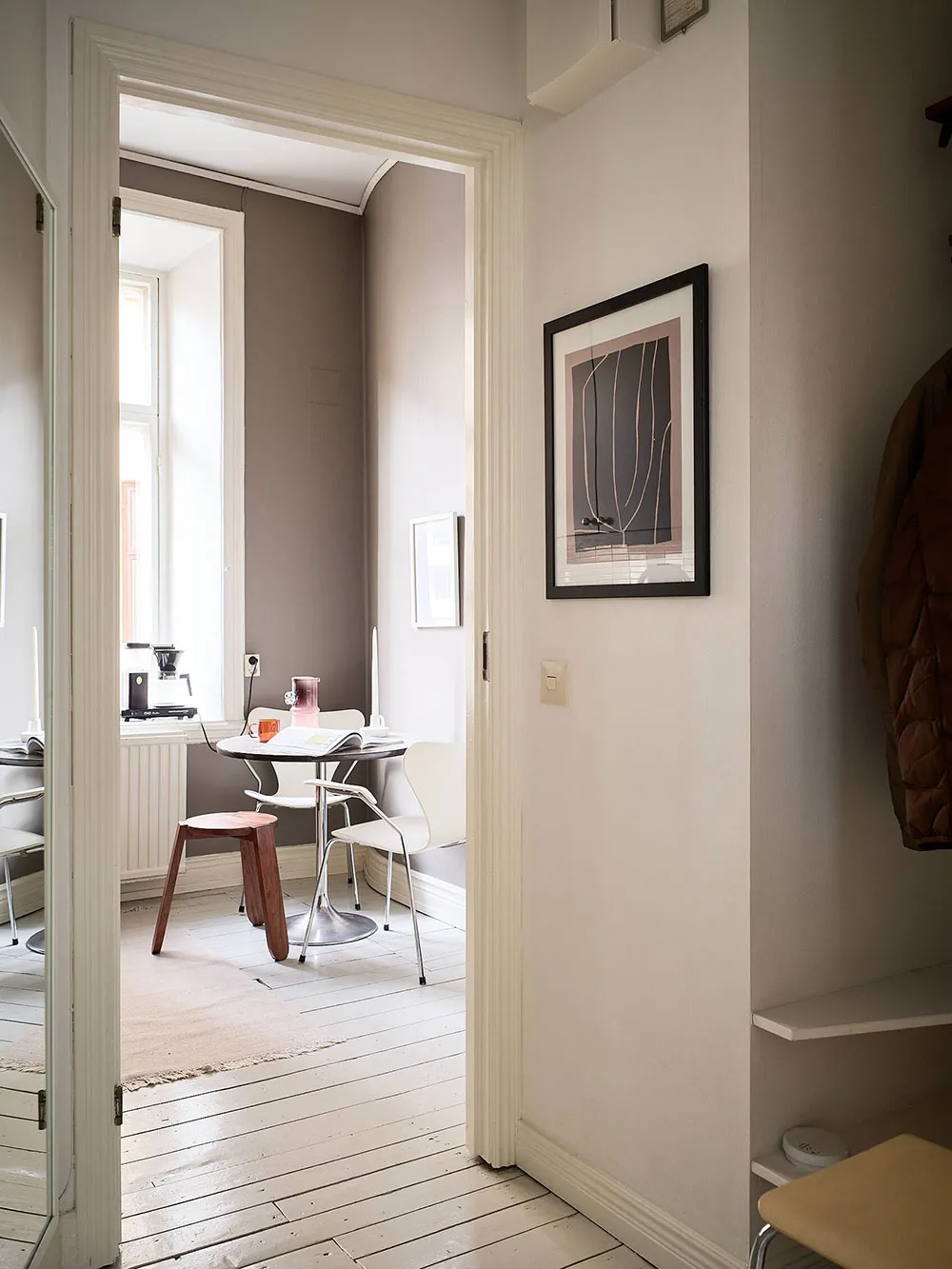 Petite mais charmante deux pièces avec tapis blanc et cuisine sombre (43 m²) - Gallery image 13