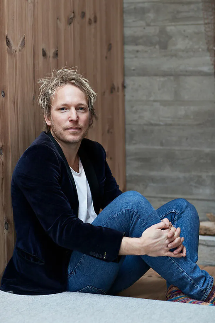 Bois, béton et couleur noire : un cottage cosy pour des soirées enneigées chaudes - Gallery image 13