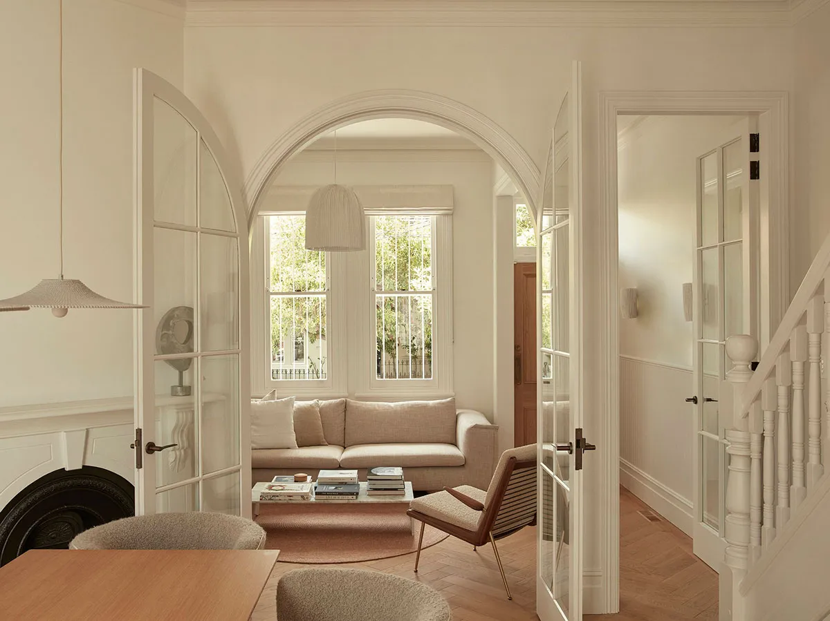 Небольшой белый домик с мягкими и располагающими интерьерами в Сиднее - Gallery image 3