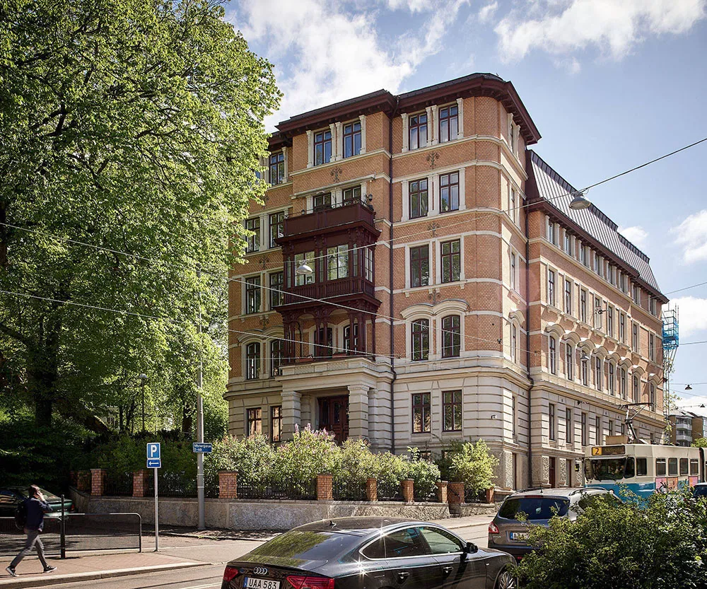 Petite mais charmante deux pièces avec tapis blanc et cuisine sombre (43 m²) - Gallery image 1