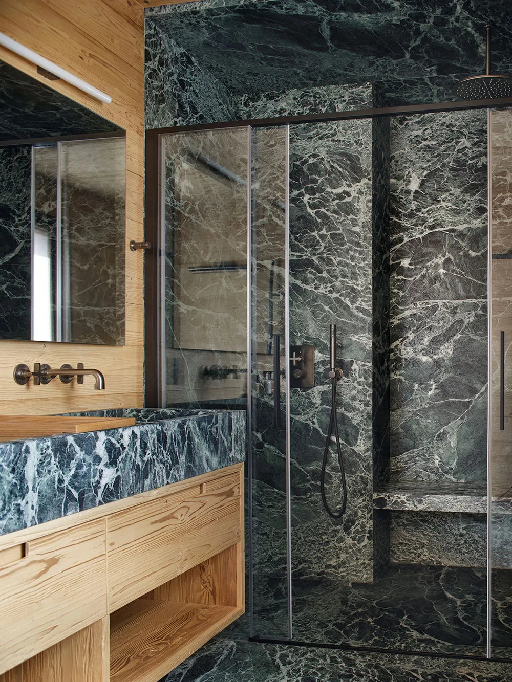 Ciepła elegancja w designie mieszkania w Włoskich Alpach - Gallery image 11