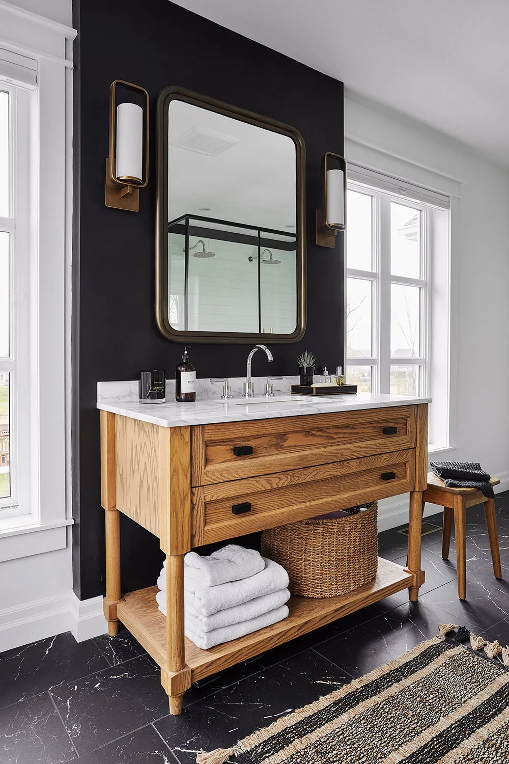 Vintage, moldings y acentos oscuros: hermosa casa familiar en Canadá - Gallery image 11