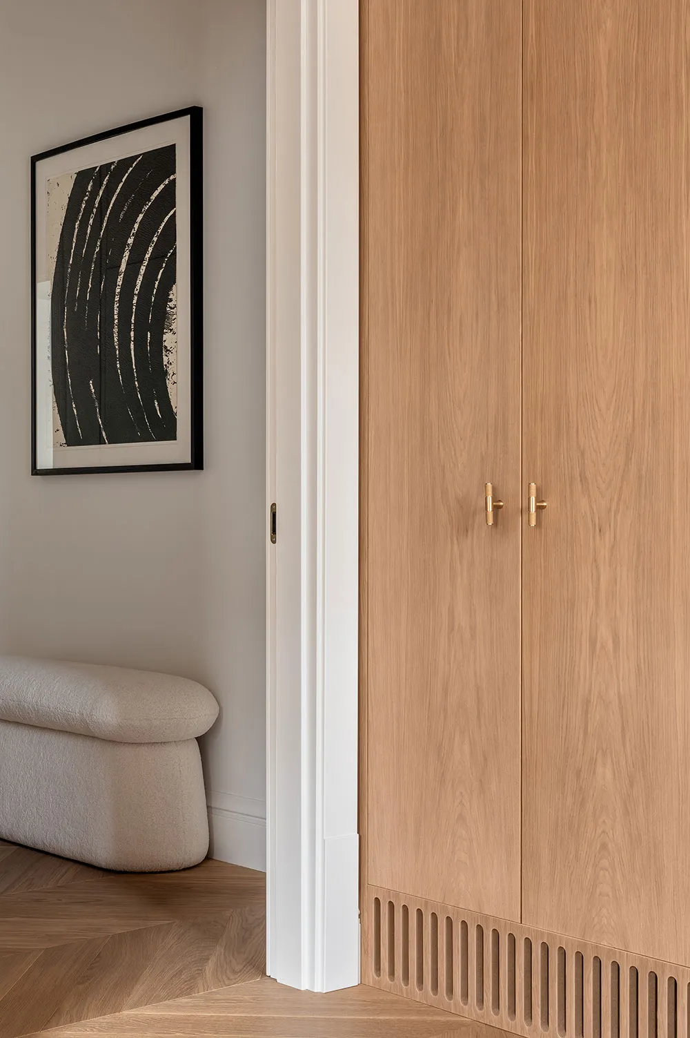 キーウに住む若い家族向けの、柔らかな雰囲気のモダンなインテリア - Gallery image 26