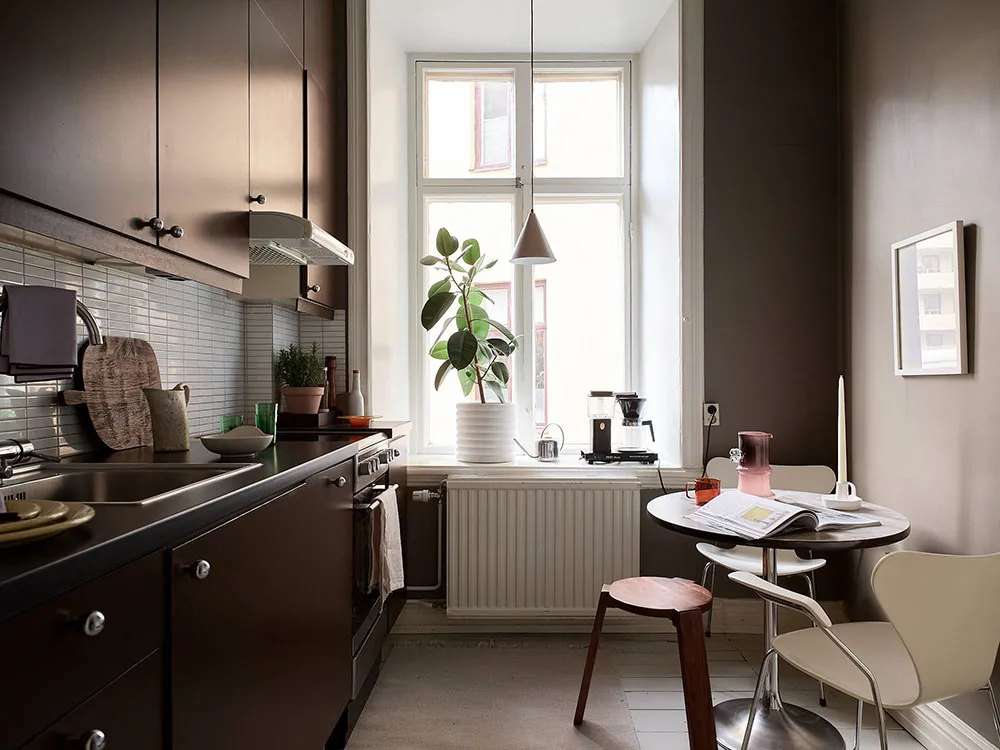 Petite mais charmante deux pièces avec tapis blanc et cuisine sombre (43 m²) - Gallery image 14