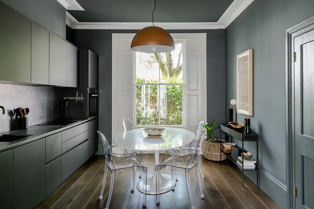 Современный интерьер викторианской квартиры в Лондоне с зелёной гостиной - Gallery image 7