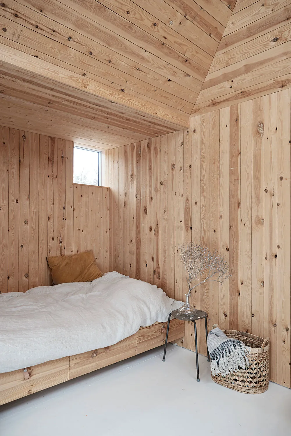 Bois, béton et couleur noire : un cottage cosy pour des soirées enneigées chaudes - Gallery image 10