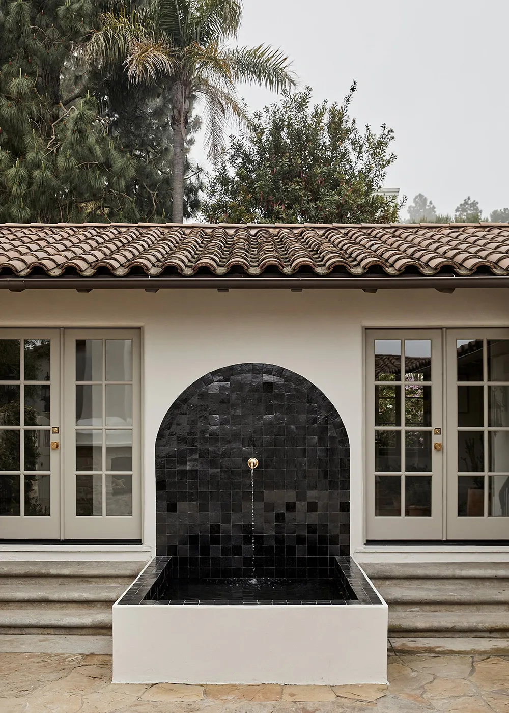 Расслабленная калифорнийская элегантность в дизайне виллы в испанском стиле - Gallery image 24