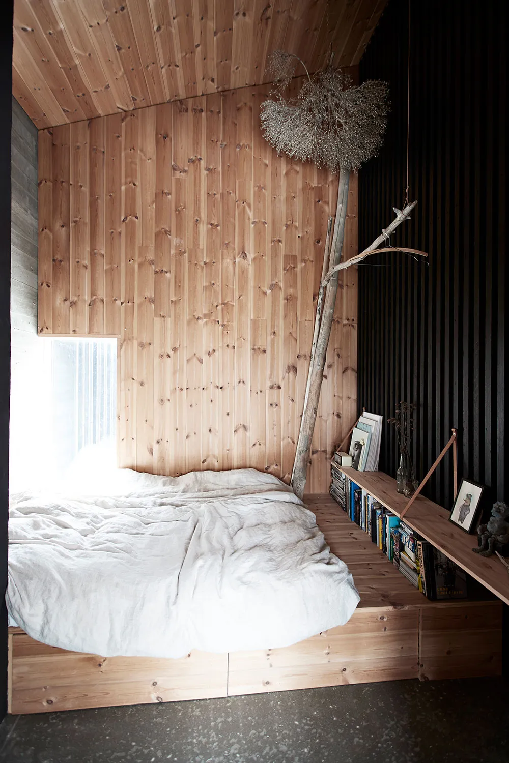 Bois, béton et couleur noire : un cottage cosy pour des soirées enneigées chaudes - Gallery image 8