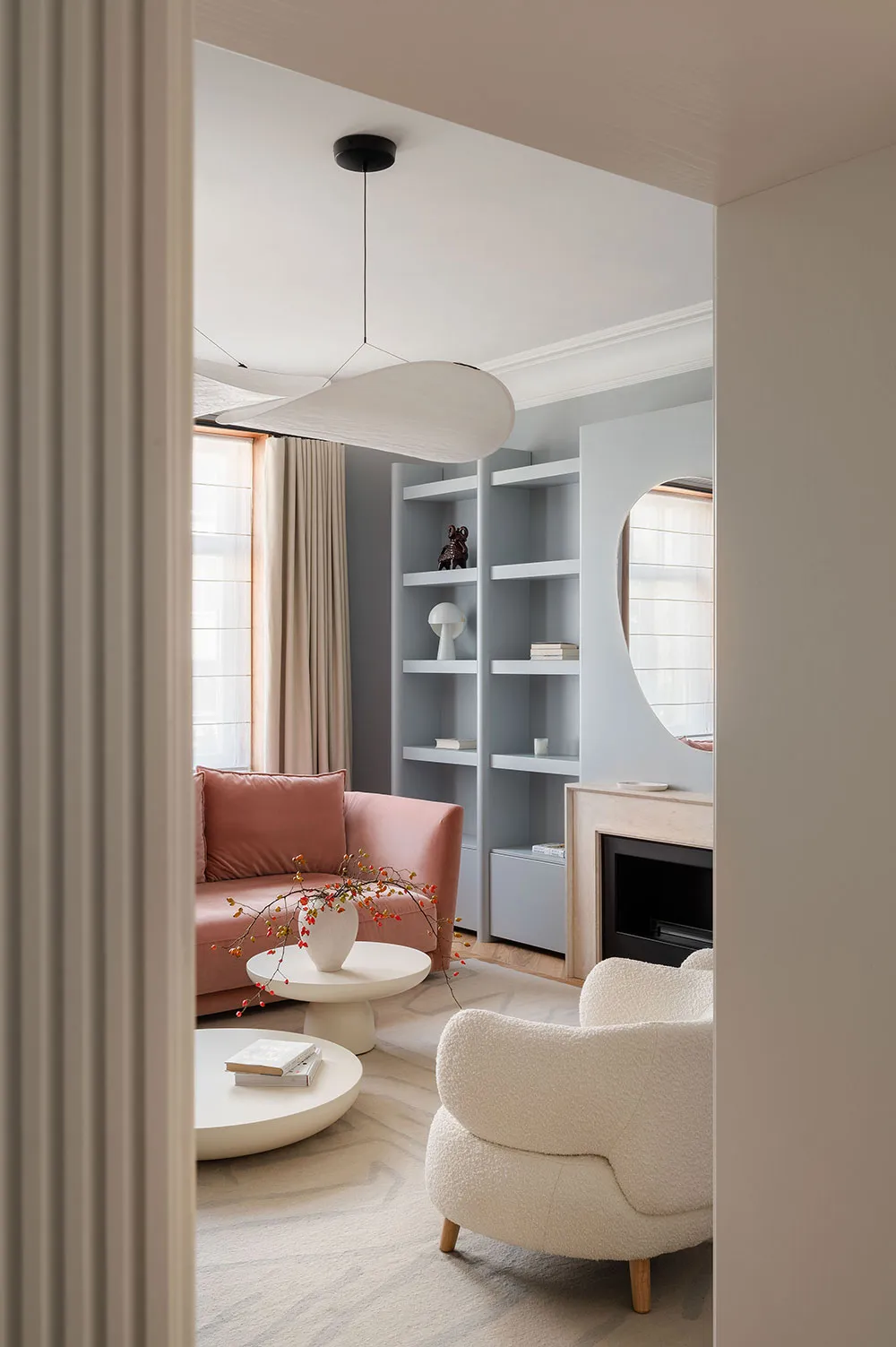 キーウに住む若い家族向けの、柔らかな雰囲気のモダンなインテリア - Gallery image 1