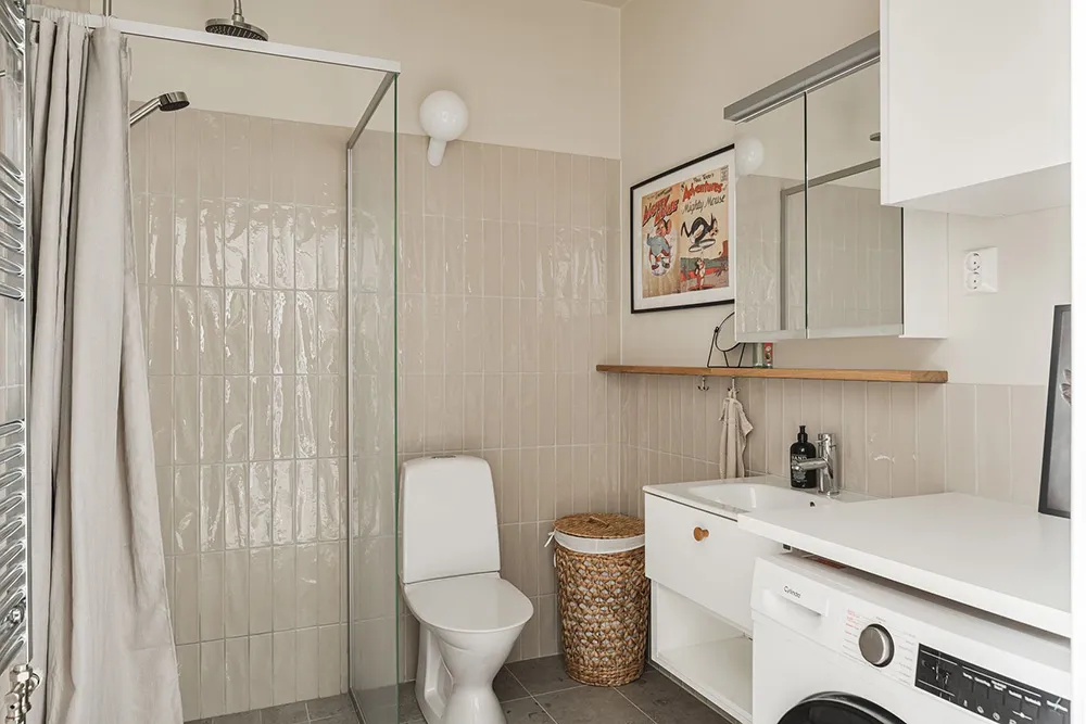 Kleiner schwarz-weißer Loft mit Attika in Schweden (41 qm) - Gallery image 19