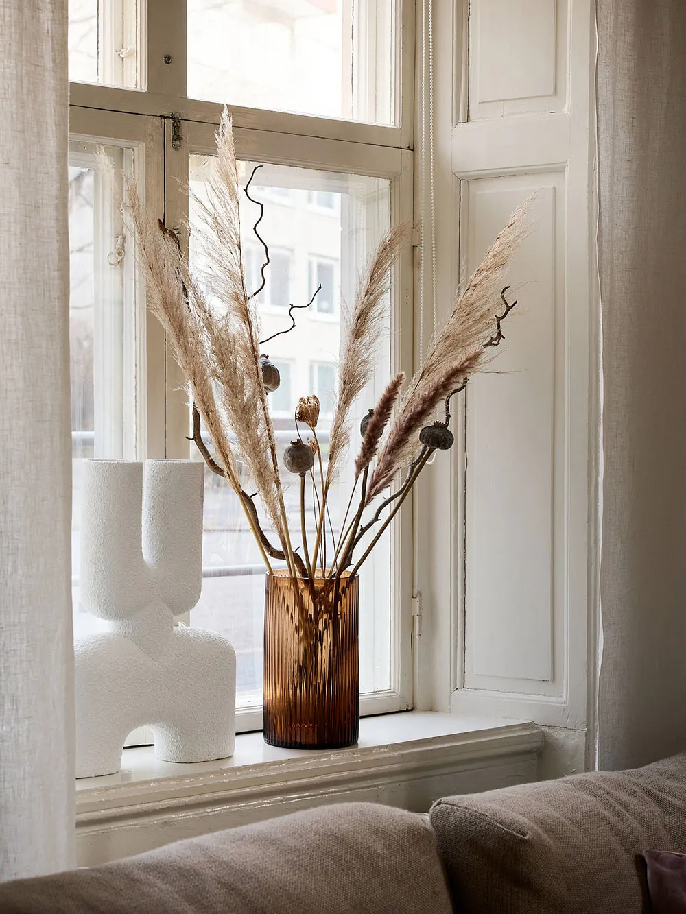 Petite mais charmante deux pièces avec tapis blanc et cuisine sombre (43 m²) - Gallery image 12