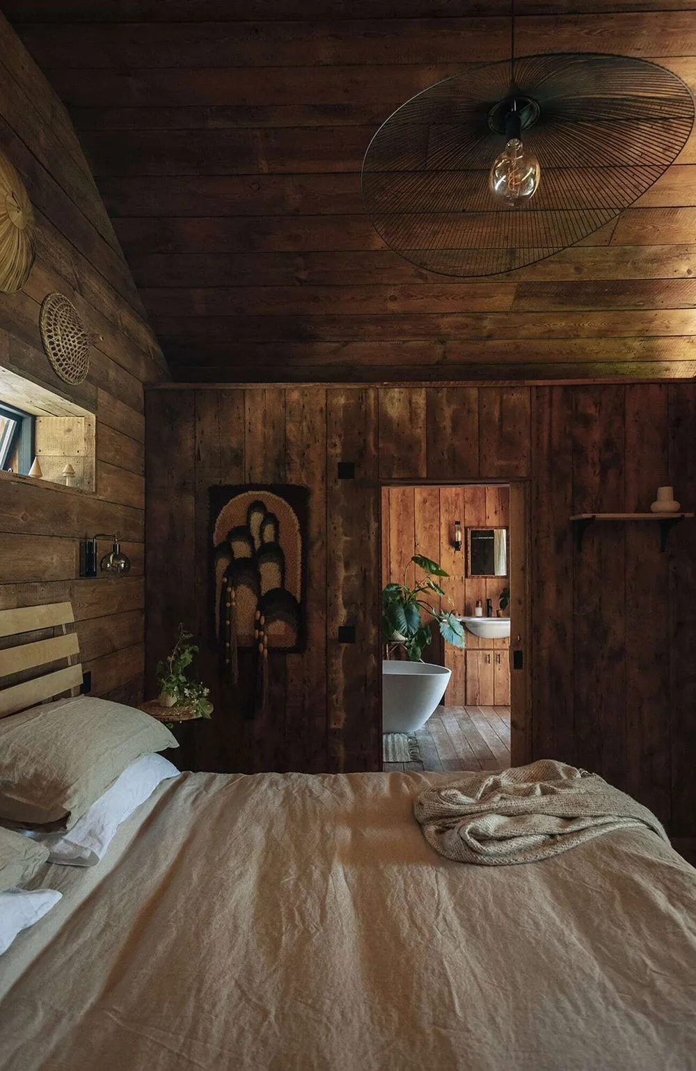 Полностью деревянный коттедж с видом на озеро в Англии - Gallery image 8