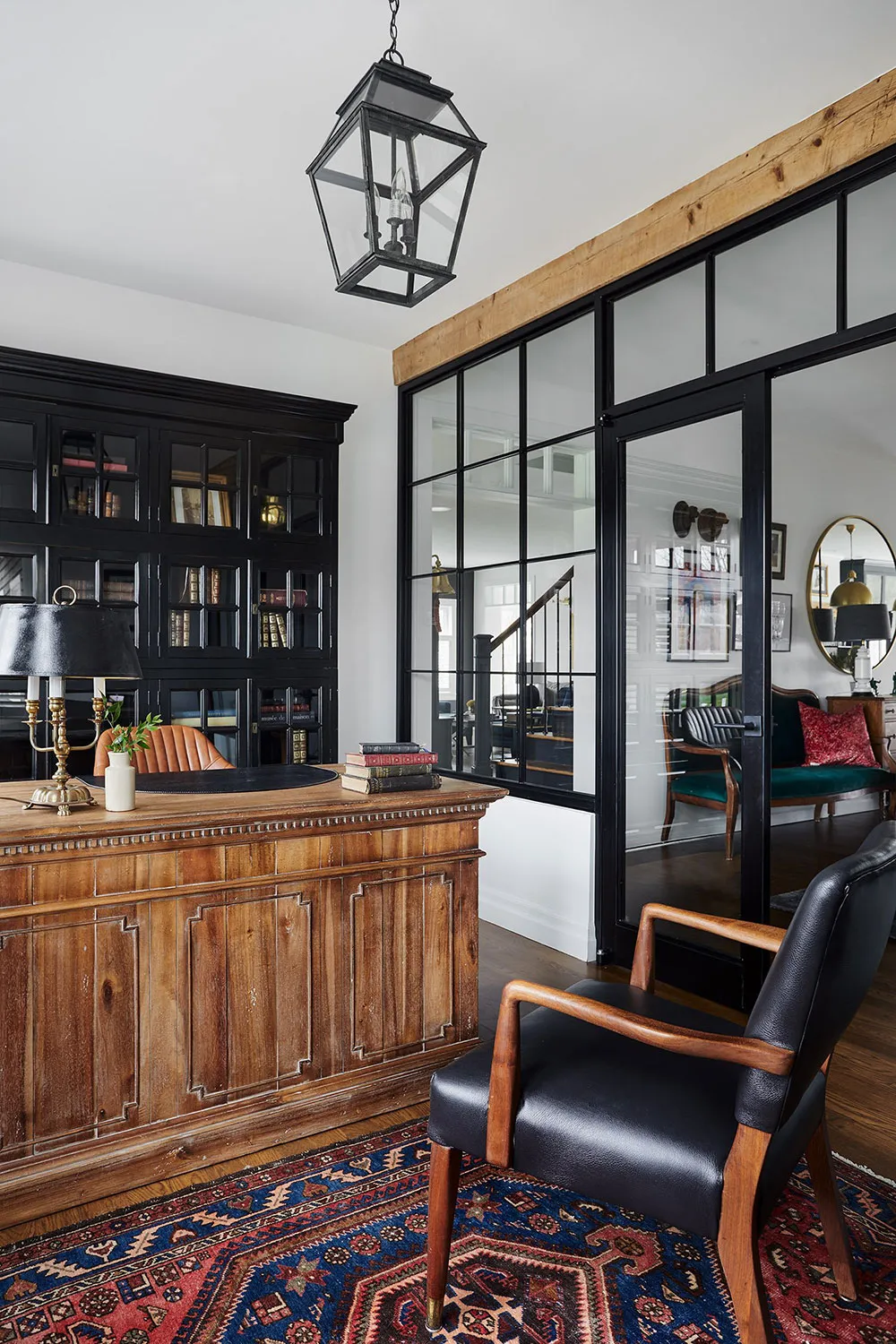 Vintage, moldings y acentos oscuros: hermosa casa familiar en Canadá - Gallery image 3