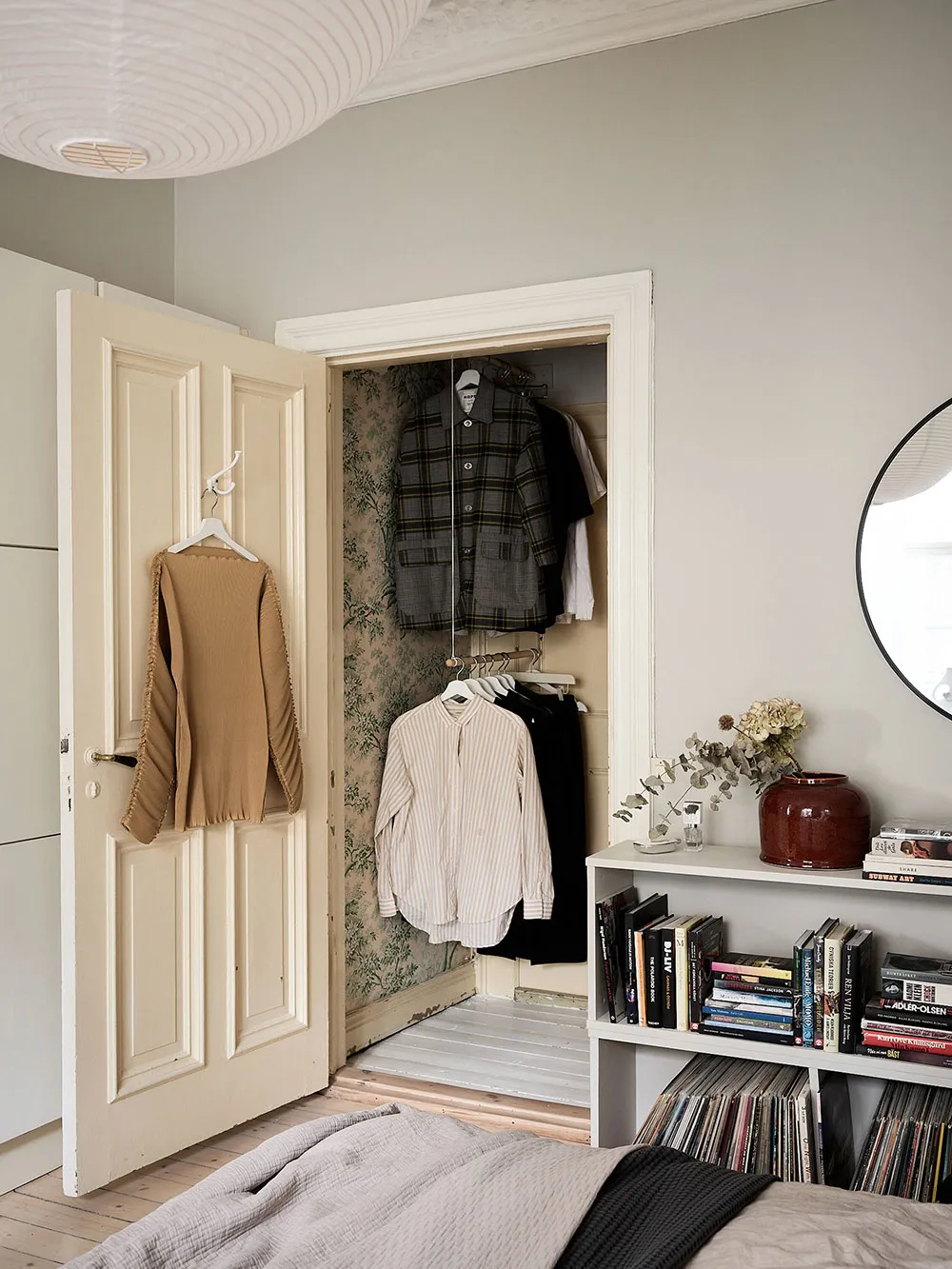 Petite mais charmante deux pièces avec tapis blanc et cuisine sombre (43 m²) - Gallery image 8