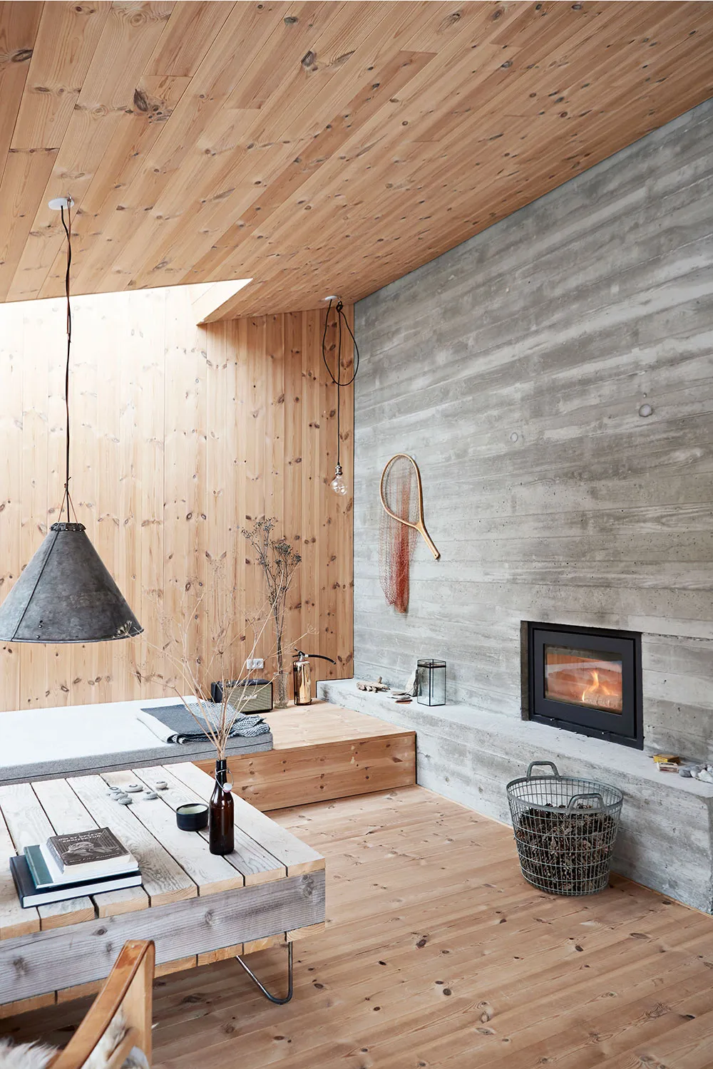 Bois, béton et couleur noire : un cottage cosy pour des soirées enneigées chaudes - Gallery image 2