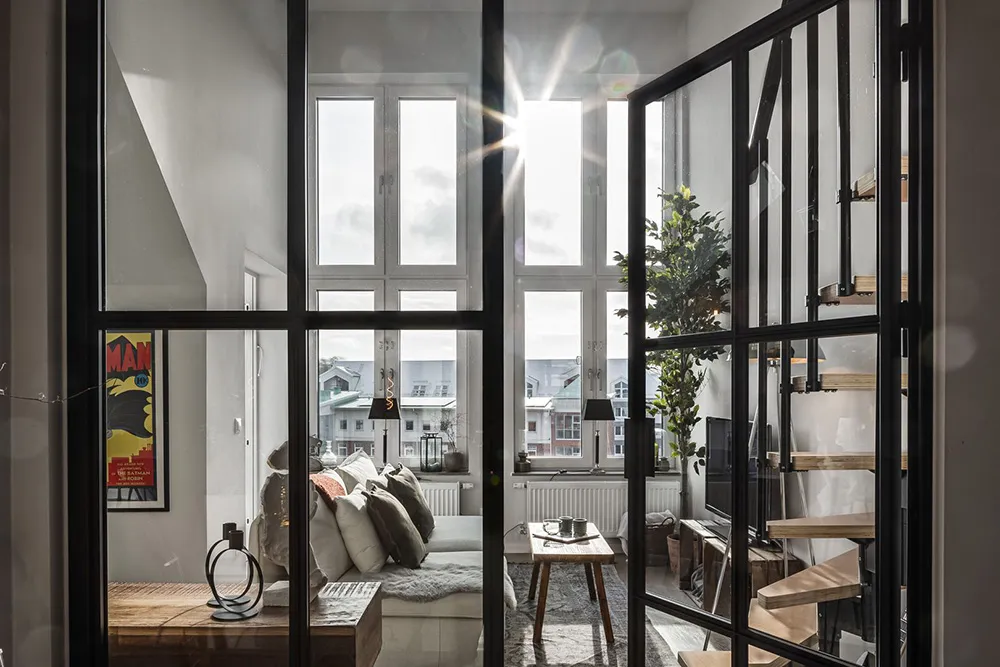 Kleiner schwarz-weißer Loft mit Attika in Schweden (41 qm) - Gallery image 15