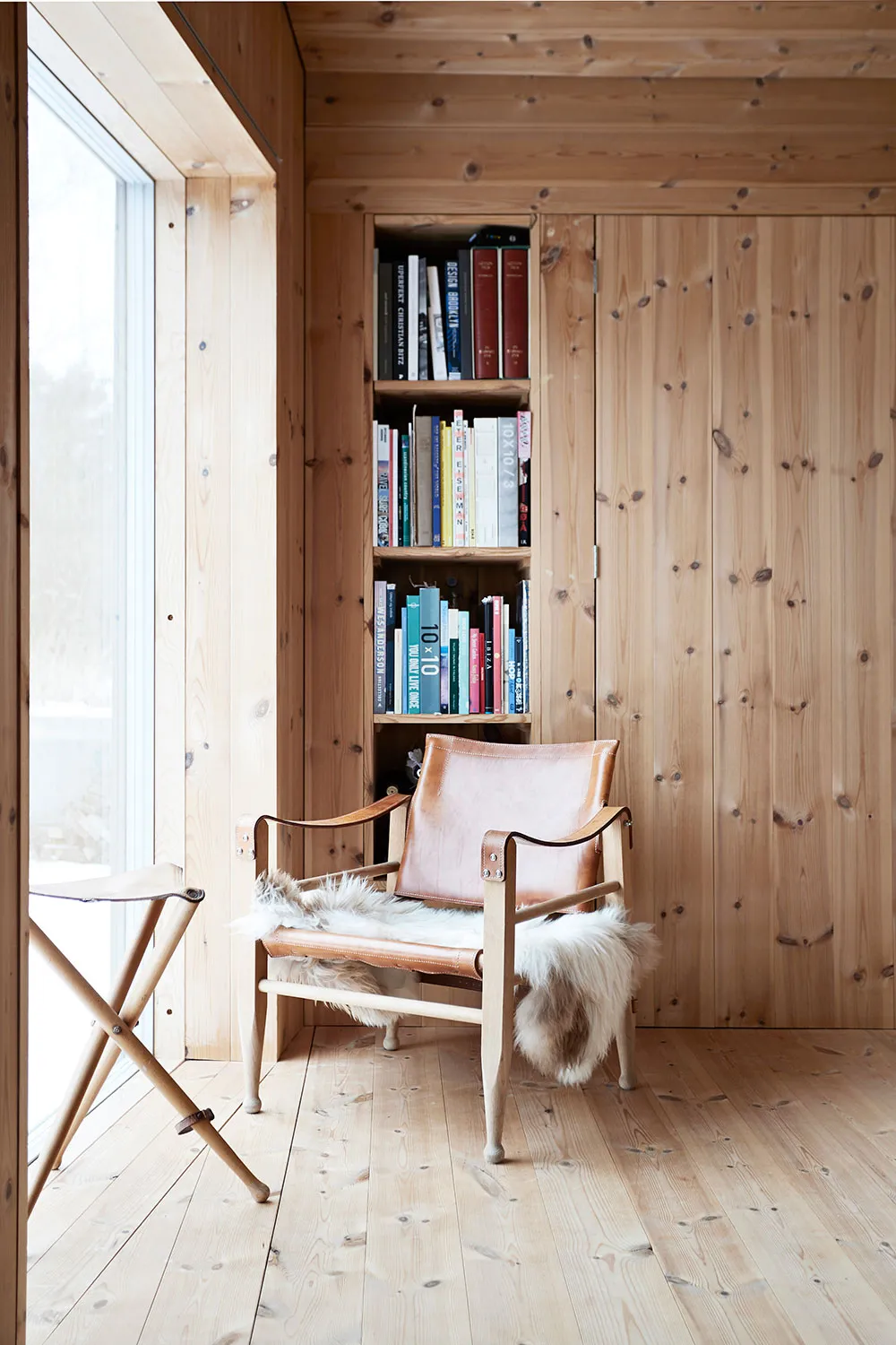 Bois, béton et couleur noire : un cottage cosy pour des soirées enneigées chaudes - Gallery image 1