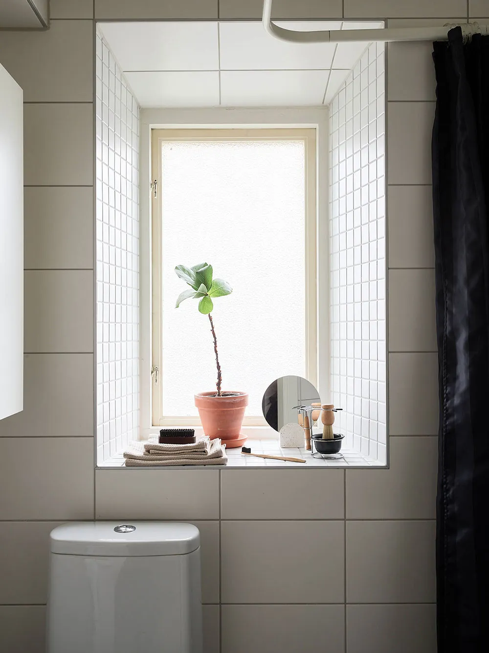 Petite mais charmante deux pièces avec tapis blanc et cuisine sombre (43 m²) - Gallery image 17