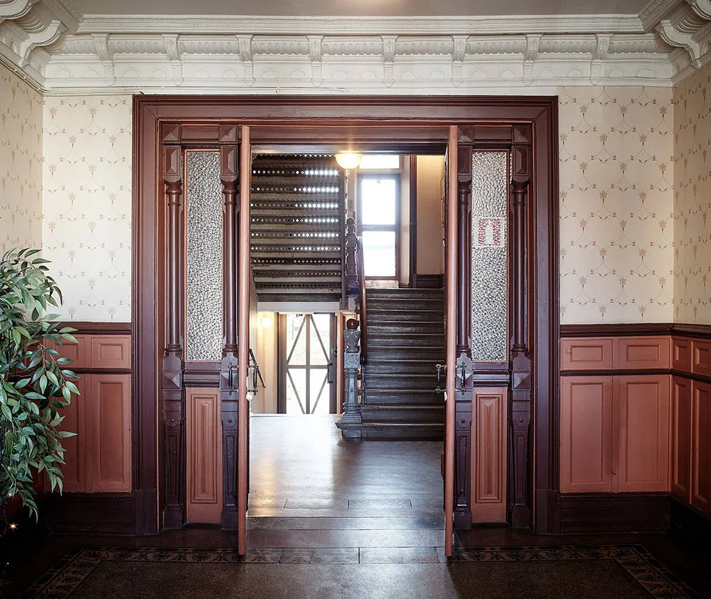 Petite mais charmante deux pièces avec tapis blanc et cuisine sombre (43 m²) - Gallery image 20