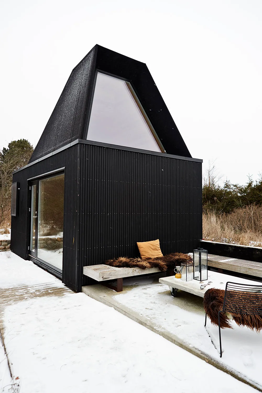 Bois, béton et couleur noire : un cottage cosy pour des soirées enneigées chaudes - Gallery image 12