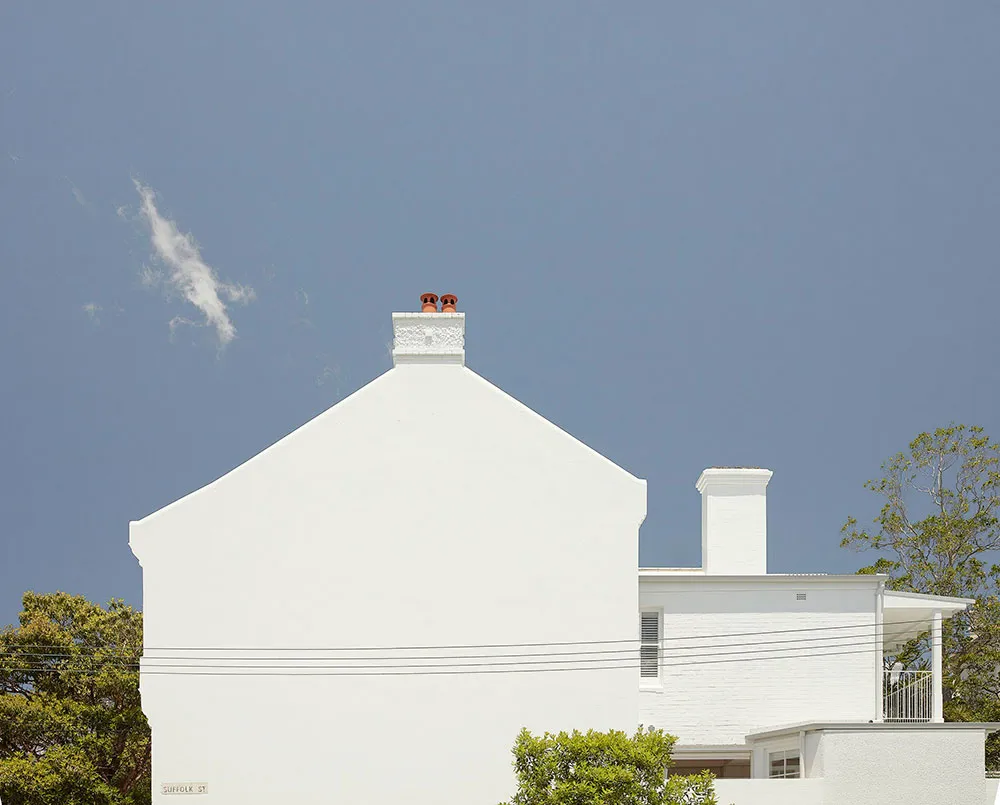 Небольшой белый домик с мягкими и располагающими интерьерами в Сиднее - Gallery image 2