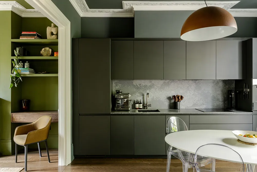 Современный интерьер викторианской квартиры в Лондоне с зелёной гостиной - Gallery image 6