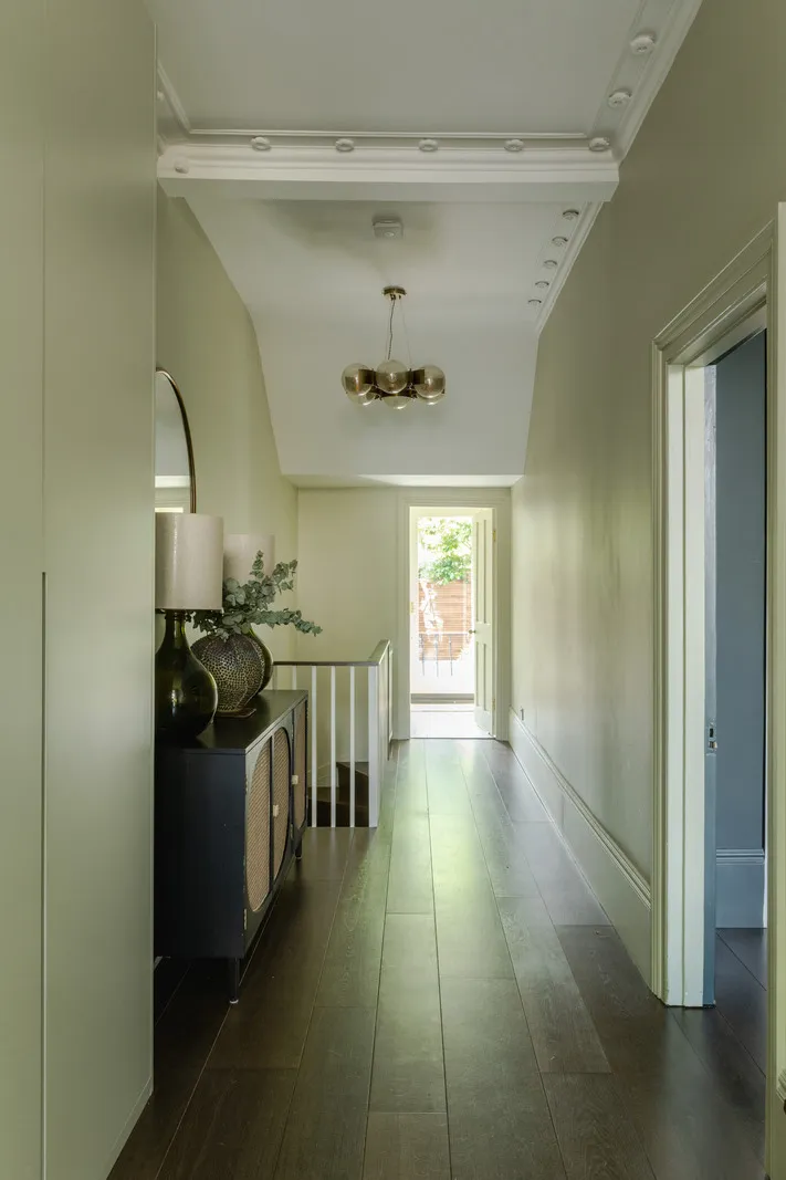 Современный интерьер викторианской квартиры в Лондоне с зелёной гостиной - Gallery image 16