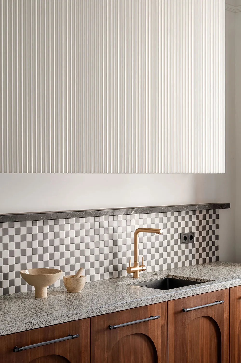 キーウに住む若い家族向けの、柔らかな雰囲気のモダンなインテリア - Gallery image 14