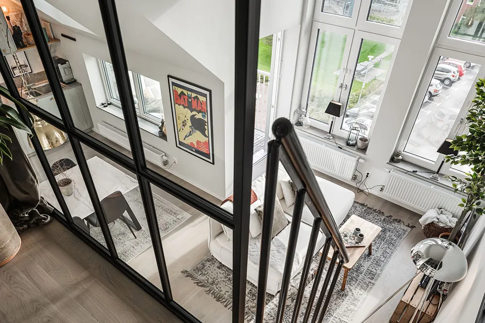 Kleiner schwarz-weißer Loft mit Attika in Schweden (41 qm) - Gallery image 3