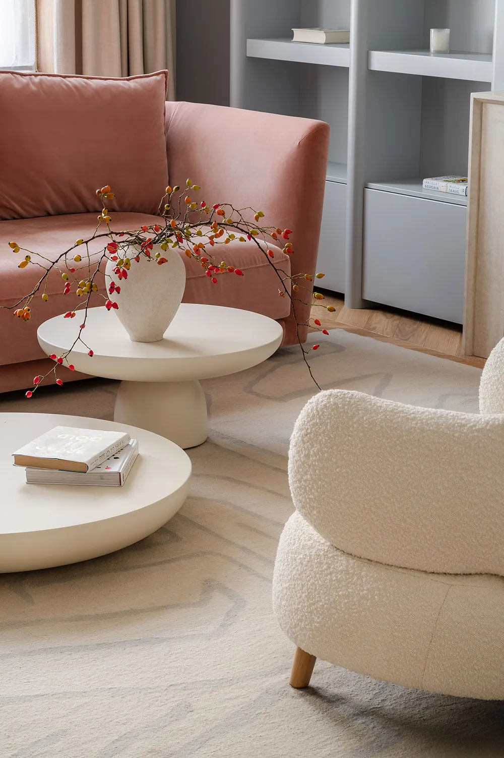 キーウに住む若い家族向けの、柔らかな雰囲気のモダンなインテリア - Gallery image 5