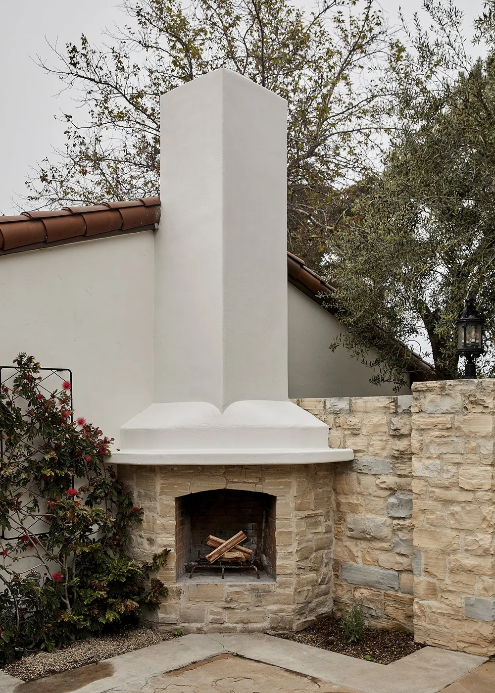 Расслабленная калифорнийская элегантность в дизайне виллы в испанском стиле - Gallery image 25